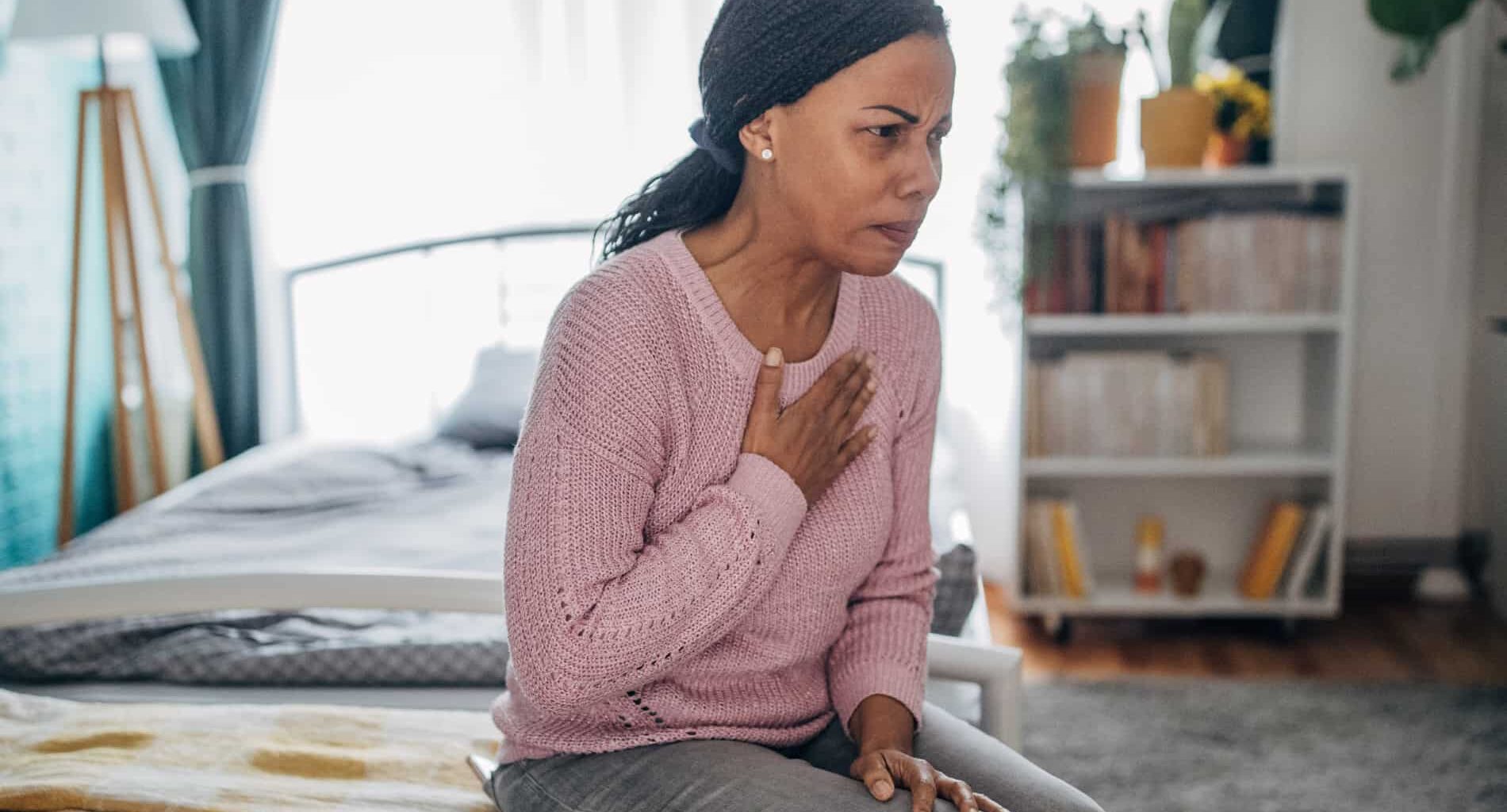 Dor no peito ao esforço: sinal de alerta que pode indicar enfarte ou outras patologias graves