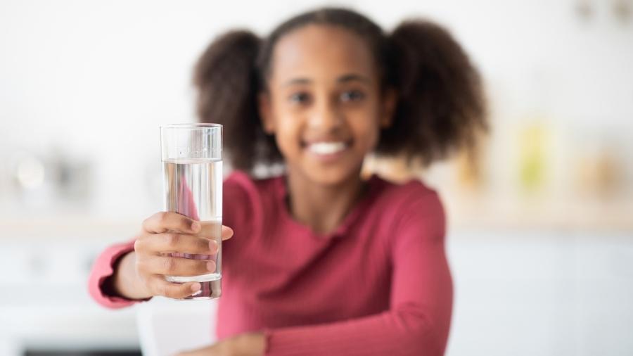 Saúde: O Desafio da Hidratação: Os Efeitos de Beber 8 Copos de Água por Dia