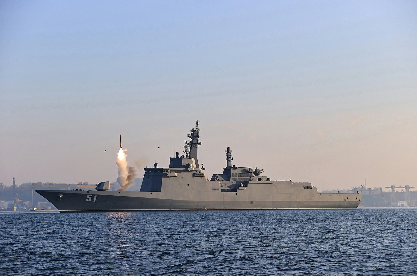 Internacional/Ásia: Destróier norte-coreano explode em cerimónia oficial diante de Kim Jong-un — caos e promessas de punição!