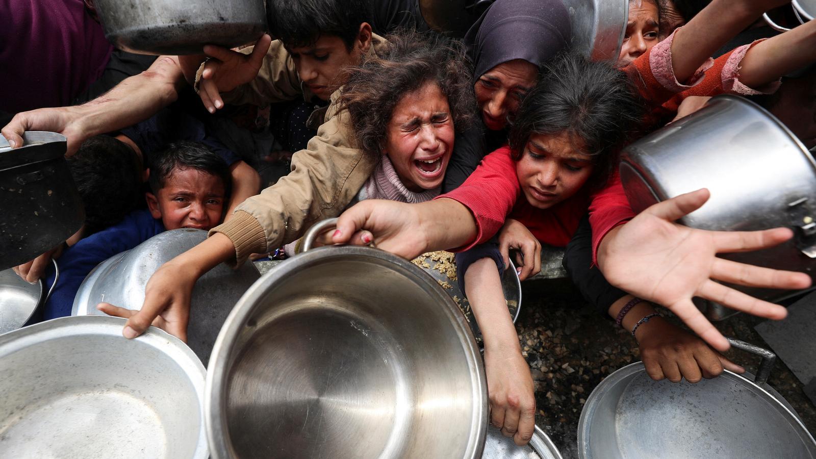 Internacional/Médio-Oriente: Imagens de caos e fome em Gaza abalam a comunidade internacional e expõem falhas na ajuda humanitária