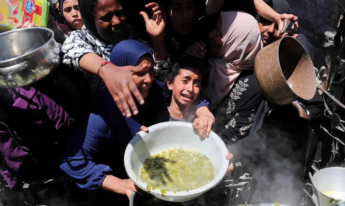 Internacional/Médio-Oriente: Mais de 30 palestinos mortos e quase 170 feridos durante distribuição de alimentos em Gaza, acusa Ministério da Saúde