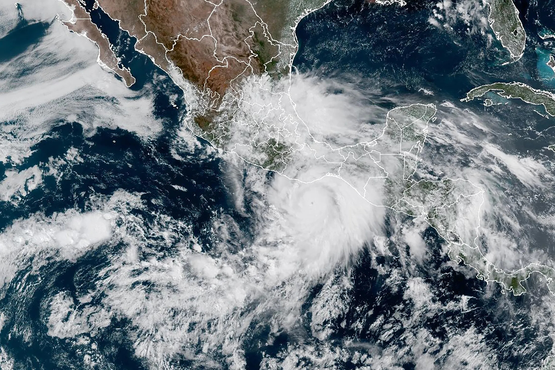 Internacional/América do Norte: Furacão Erick atinge categoria 4 e ameaça a costa sul do México com ventos devastadores
