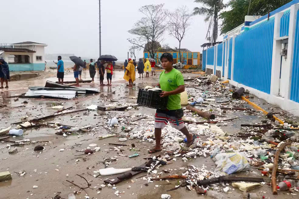 Internacional/América do Sul: Sul do México inicia limpeza após a passagem do furacão Erick, que deixou estragos significativos na costa do Pacífico
