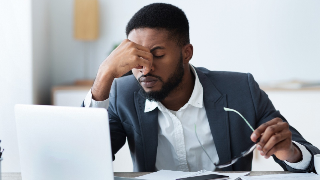 Saúde: Trabalho em excesso pode provocar alterações cerebrais que afetam a saúde cognitiva e emocional