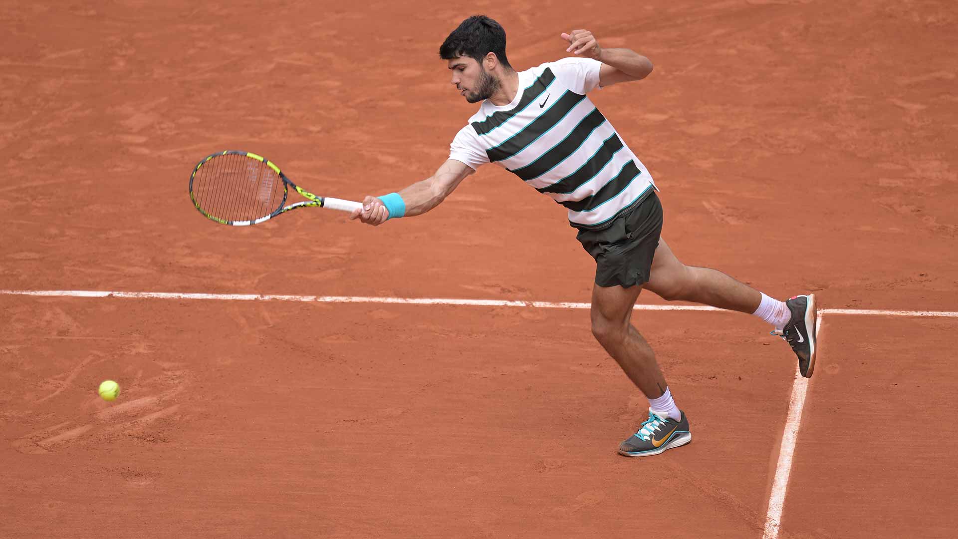 Desporto/Tênis: Carlos Alcaraz enfrenta Lorenzo Musetti com a determinação de um campeão invencível em Roland Garros 2025