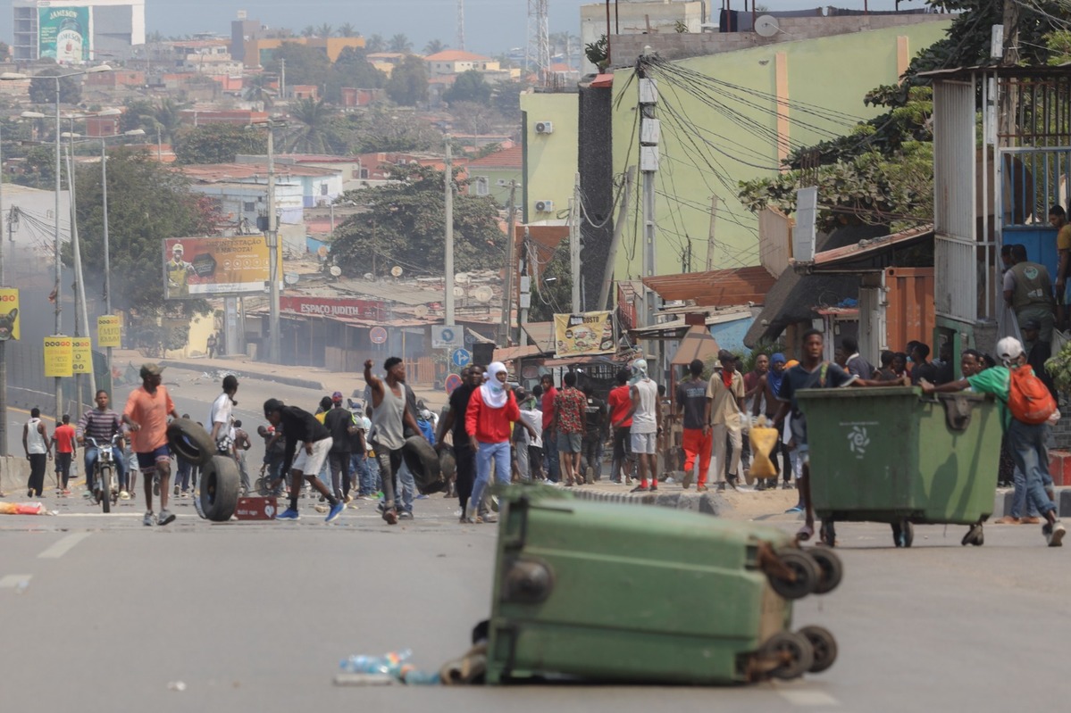 Internacional/África: Greve dos taxistas mergulha Luanda no caos: mais de mil detenções e cinco mortos registados