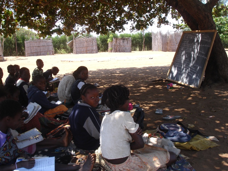 Moçambique/Sociedade: Défice de fundos e prioridades mal definidas deixam 10 mil turmas ao relento em Moçambique