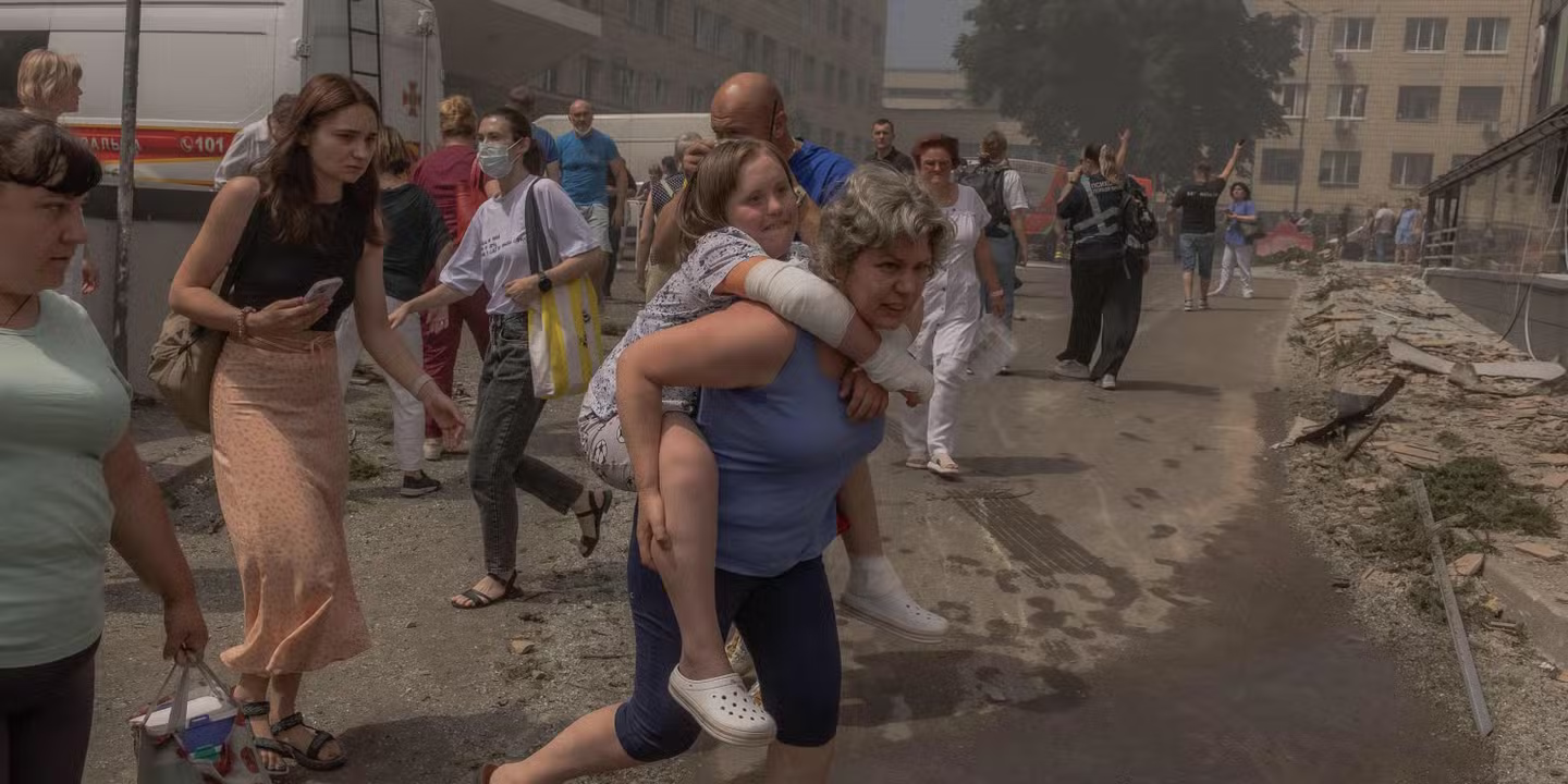 Internacional/Europa: Bombardeamentos russos atingem prisão e hospital na Ucrânia, matam ao menos 27 civis