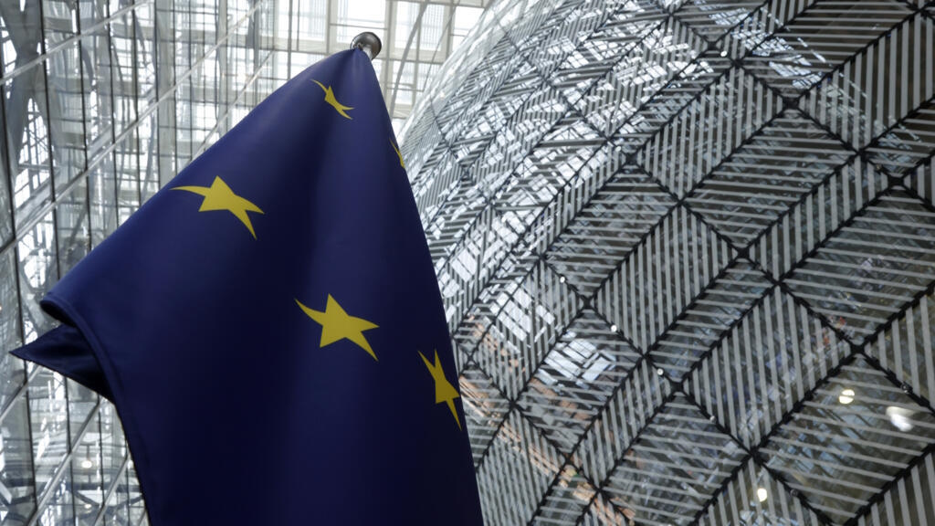 Internacional Europa: Cimeira Trump-Putin em Alasca, Líderes europeus e Zelenskiy preparam-se para evitar concessões desfavoráveis à Ucrânia