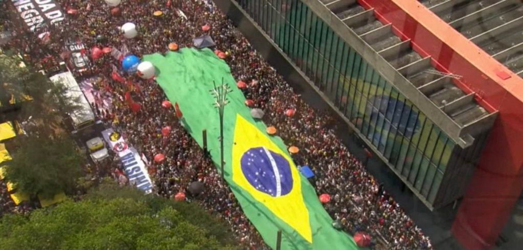 Internacional/América do Sul: Milhares de brasileiros protestam contra possível perdão a Bolsonaro e aliados condenados por tentativa de golpe