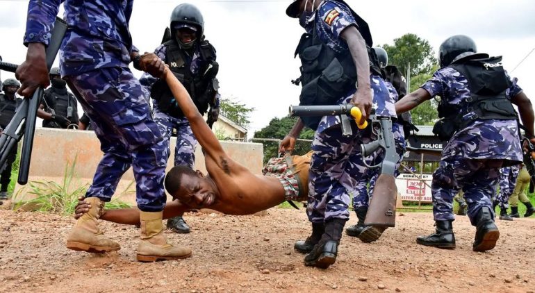 Internacional/África – Ouganda: Filho de Museveni gaba-se da morte e prisão de apoiantes de Bobi Wine