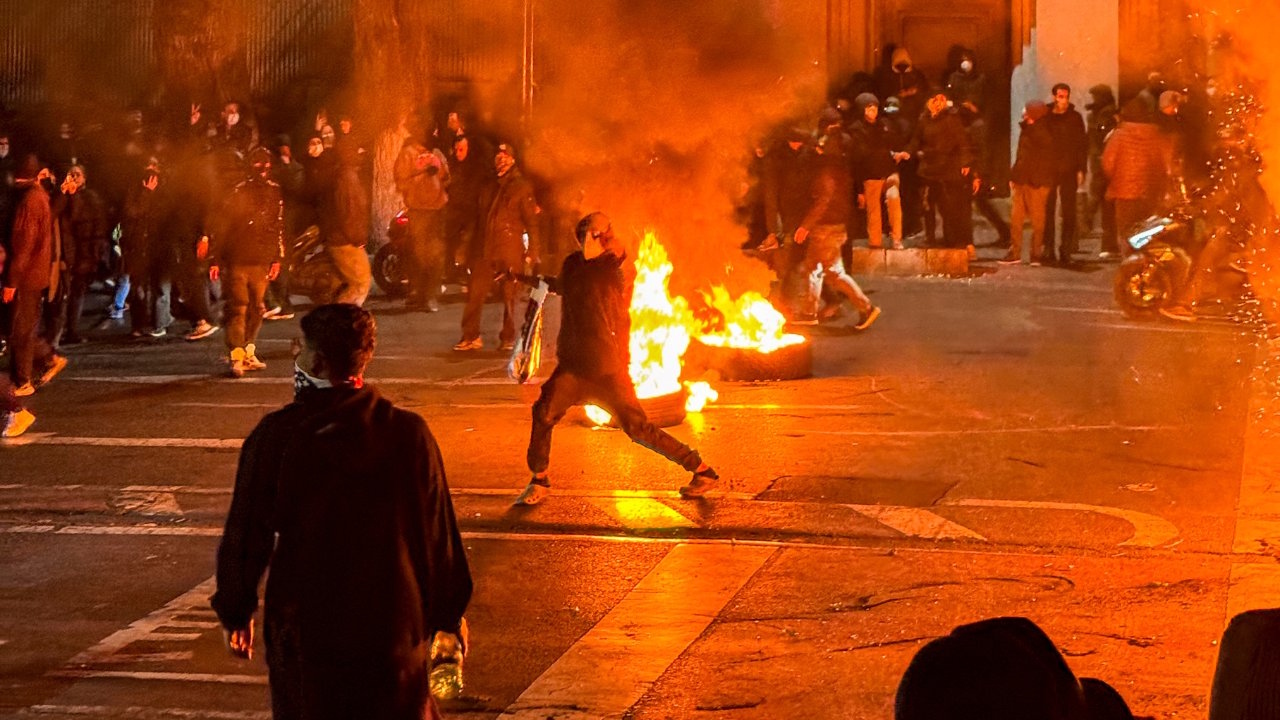 Internacional/Médio-Oriente: Irão ameaça retaliar contra os EUA enquanto repressão sangrenta às manifestações faz centenas de mortos