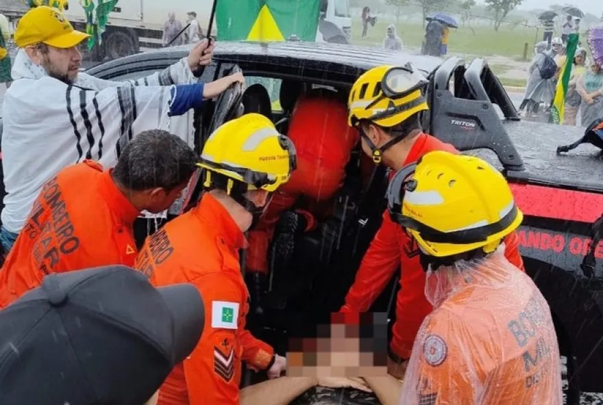 Internacional/América do Sul: Descarga eléctrica atinge manifestação pró-Bolsonaro em Brasília e provoca dezenas de feridos