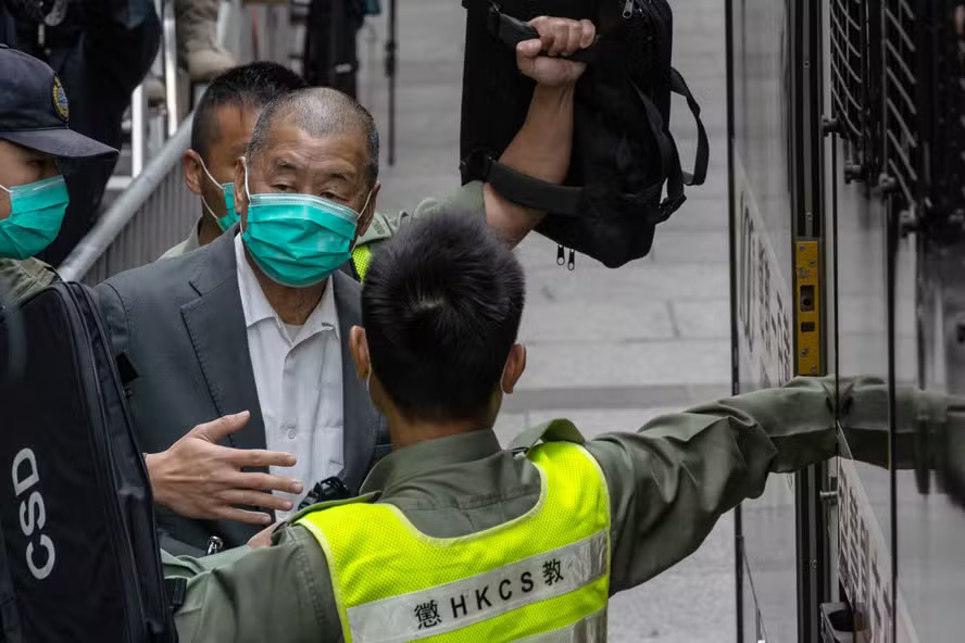 Internacional/Ásia: Jimmy Lai condenado a 20 anos de prisão, o fim simbólico das liberdades em Hong Kong
