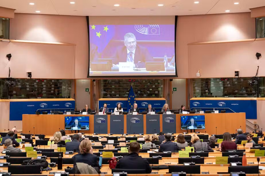 Internacional/Europa: Parlamento Europeu Congela Ratificação de Acordo Comercial com EUA