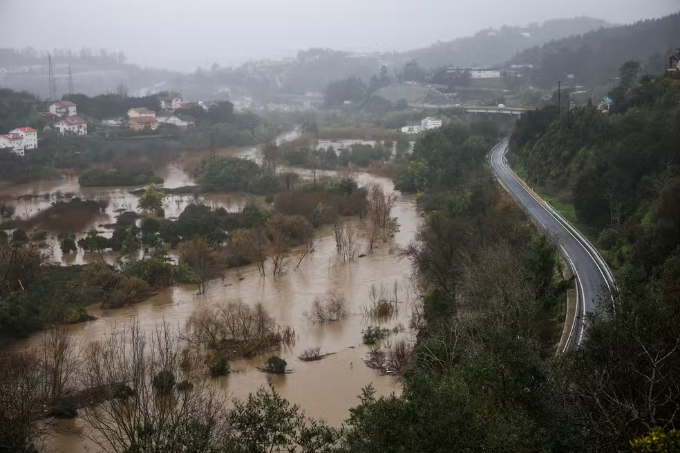 Internacional/ Portugal: Cheias em Portugal fazem colapsar troço da A1 e obrigam à evacuação em massa na região de Coimbra