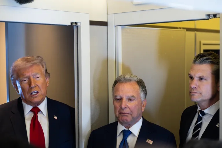 Trump Anuncia Pausa em Ameaça Militar Enquanto Reivindica Diálogo com o Irã