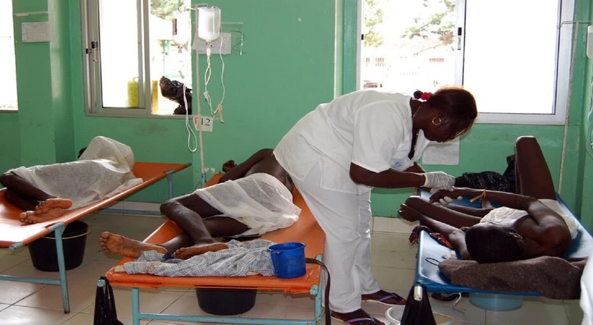 Cólera continua a afetar norte e centro de Moçambique enquanto autoridades alertam para impacto da desinformação