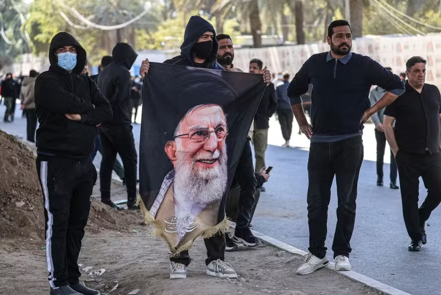 Internacional/Médio-Oriente: Após a morte de Ali Khamenei, o que marcou o domingo que abalou o equilíbrio mundial
