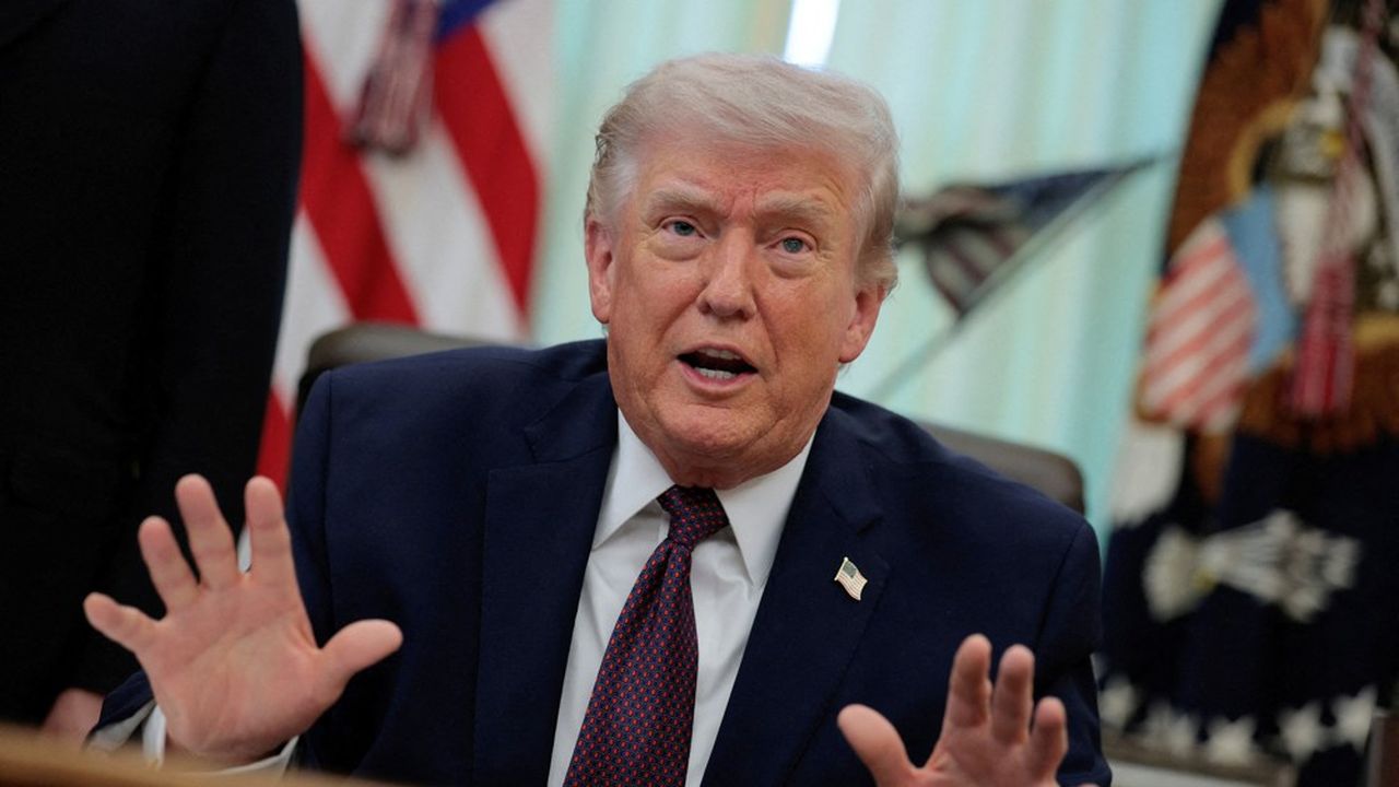 FILE PHOTO: U.S. President Donald Trump speaks during the signing ceremony for an executive order on mail ballots, in the Oval Office of the White House in Washington, D.C., March 31, 2026.  REUTERS/Evan Vucci/File Photo