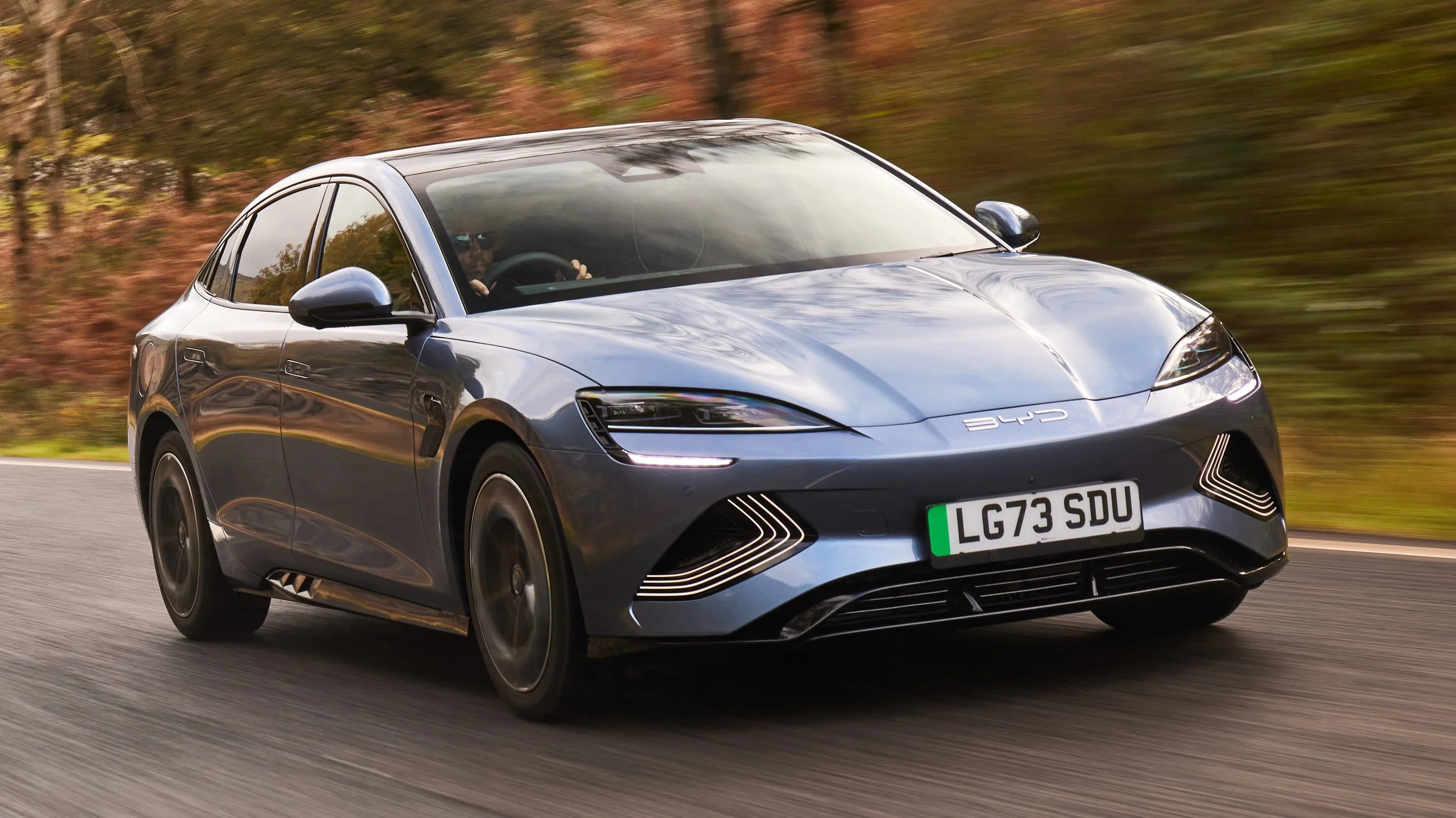 A subida dos preços do petróleo impulsiona a procura de veículos elétricos e reforça a expansão dos fabricantes chineses