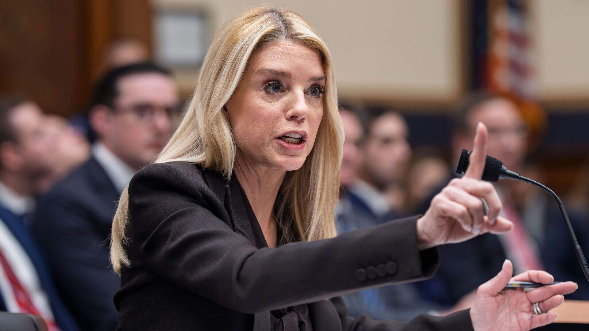 Trump demite Pam Bondi e nomeia Todd Blanche procurador-geral interino