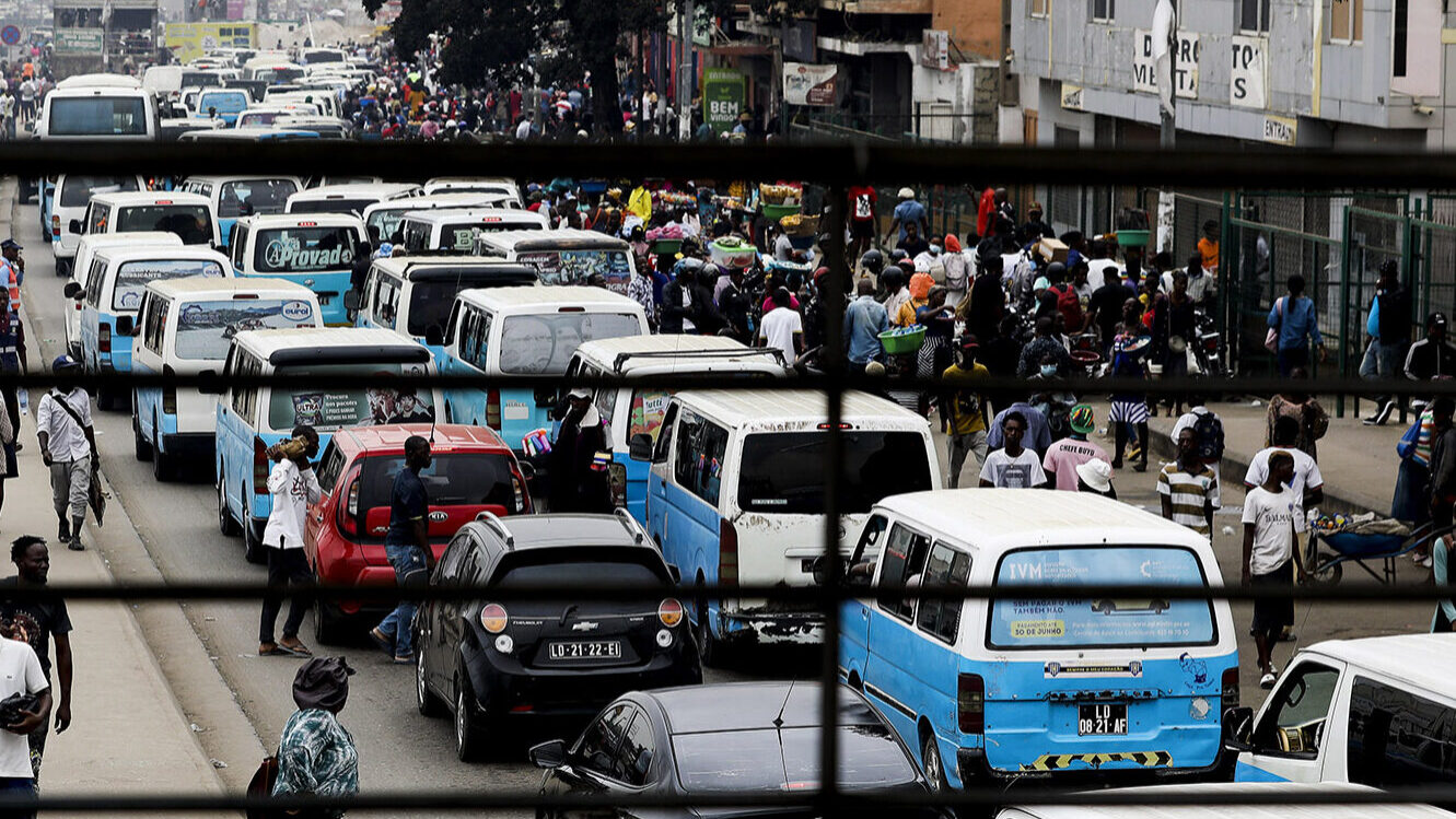 Crise de combustíveis em Moçambique: Governo apela à calma e prepara subida de preços
