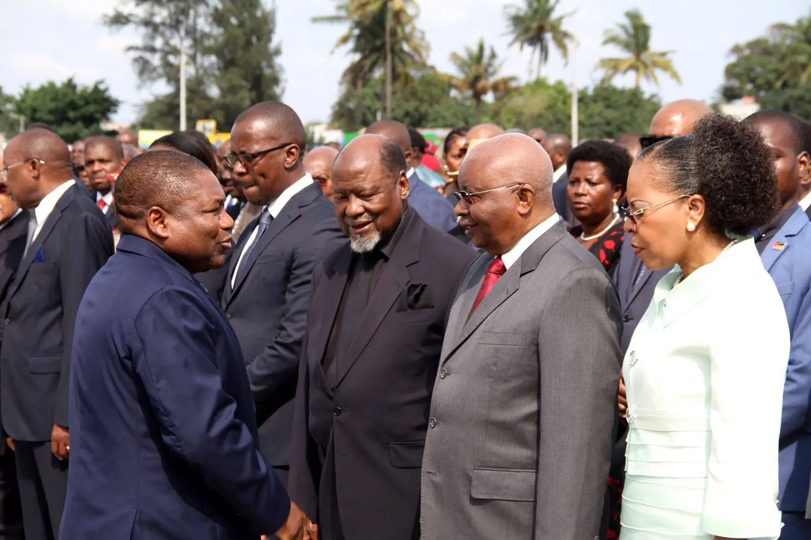 Moçambique regulamenta privilégios dos antigos Presidentes e reacende debate sobre justiça social