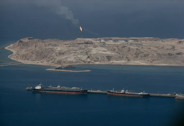 Irão volta a fechar o Estreito de Ormuz e eleva tensão com os Estados Unidos