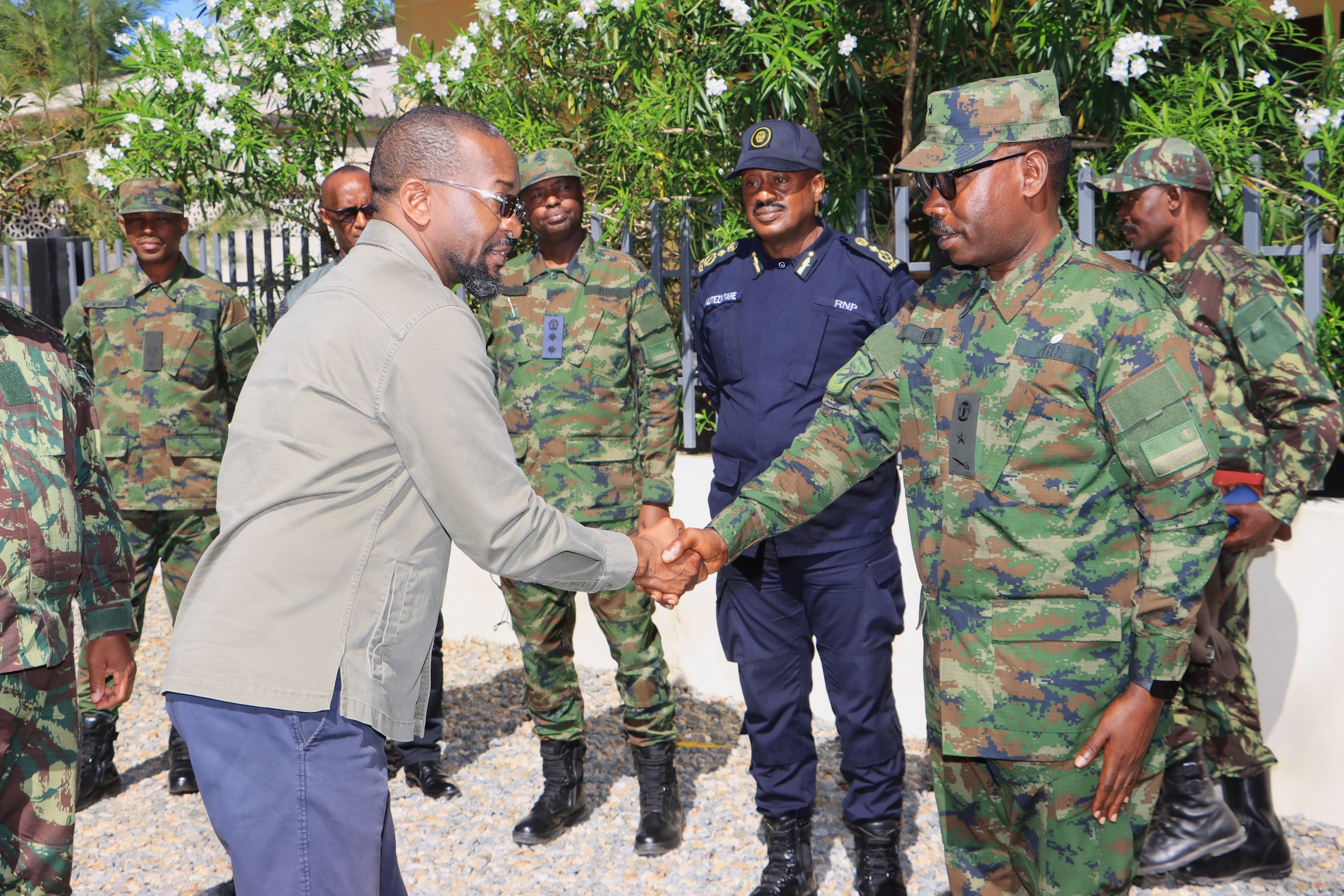 Ministro da Defesa de Moçambique visita forças ruandesas em Mocímboa da Praia