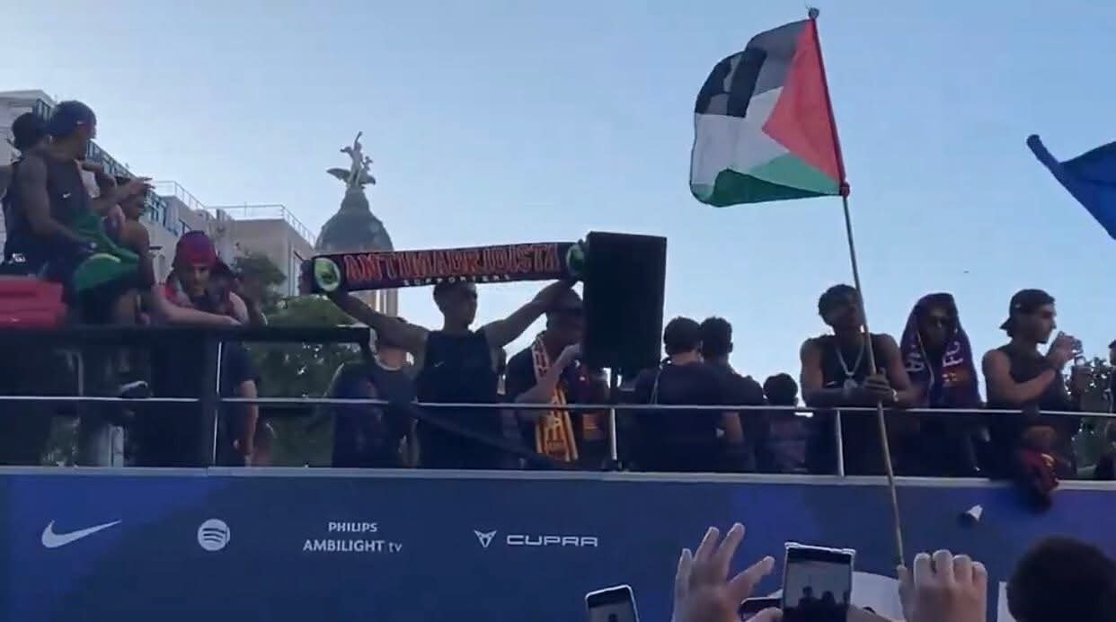 Lamine Yamal elogiado por gesto de solidariedade com a Palestina durante celebrações do título do Barcelona