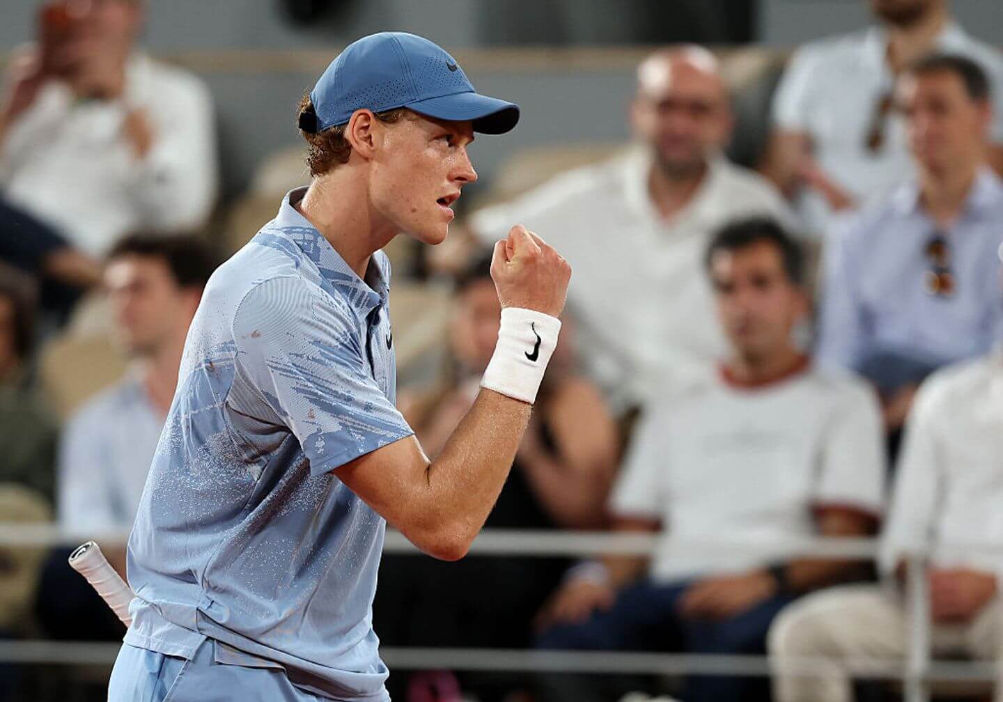Sinner Brilha em Roland Garros Enquanto Medvedev Sofre Nova Eliminação Precoce em Paris