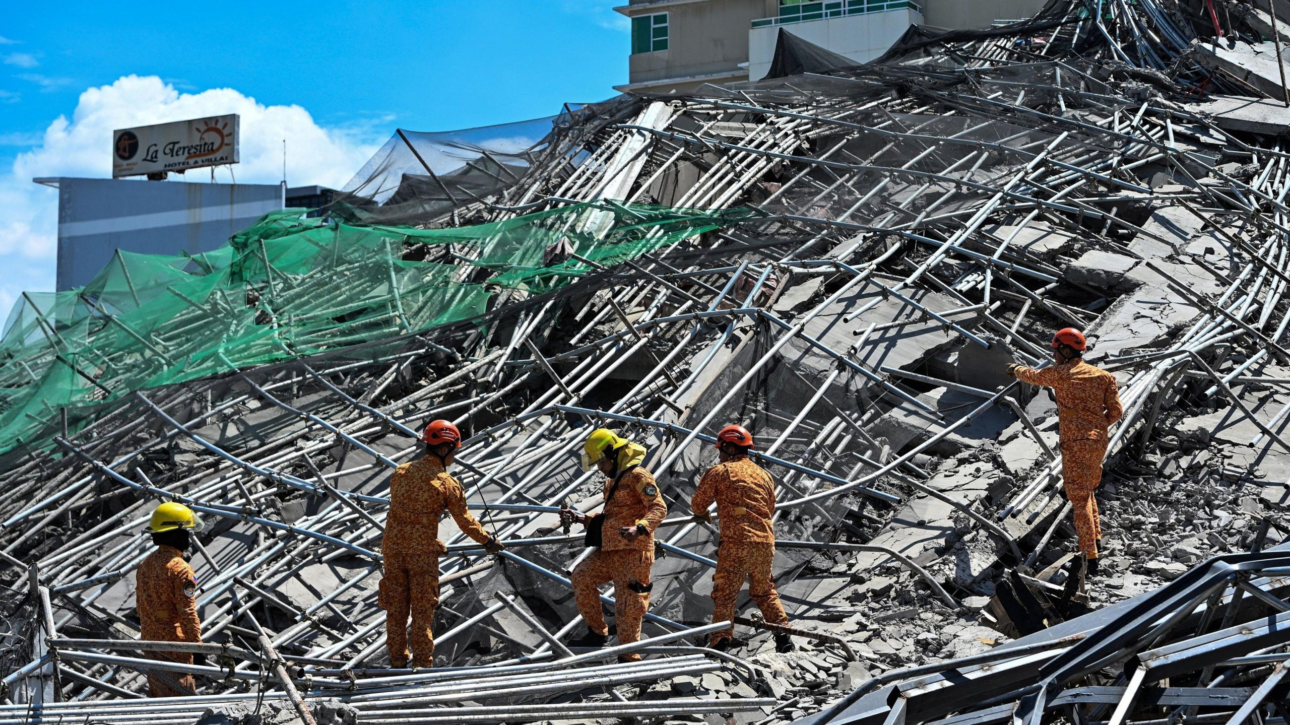 Colapso de Hotel em Construção nas Filipinas Deixa Quatro Mortos e Cerca de 17 Desaparecidos em Operação de Resgate