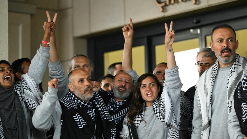 Militantes da flotilha para Gaza expulsos de Israel chegam a Istambul em meio a controvérsia internacional