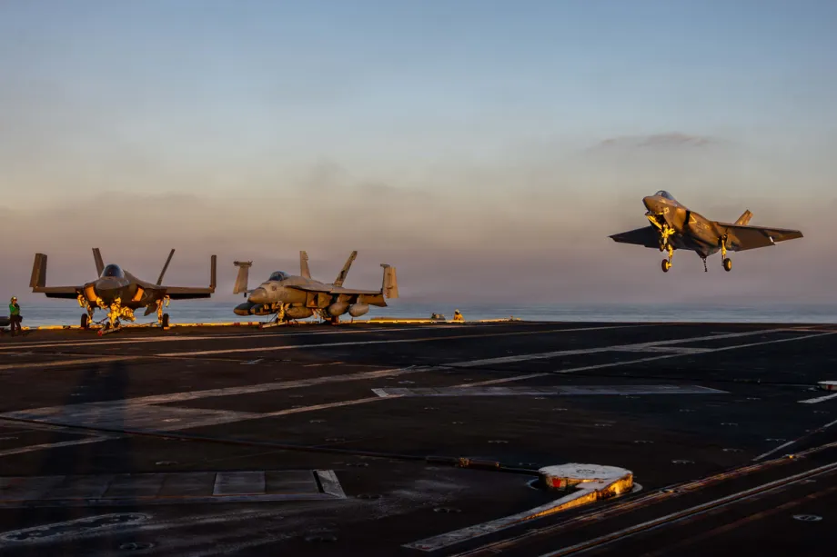 Estados Unidos Abatem Drones Iranianos e Intensificam Tensões no Estreito de Ormuz