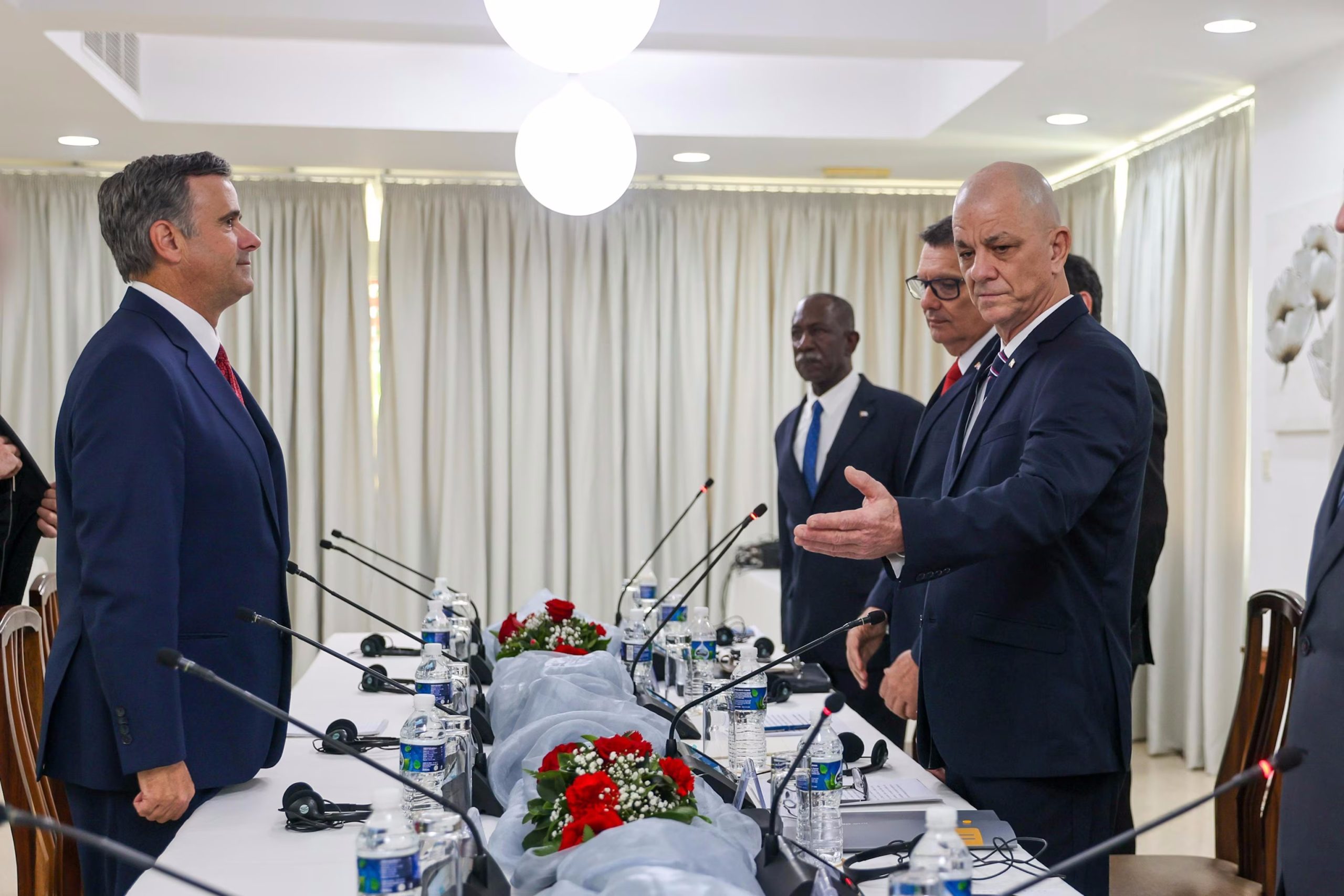 Diretor da CIA John Ratcliffe reúne-se com autoridades cubanas em meio a tensão diplomática e crise energética