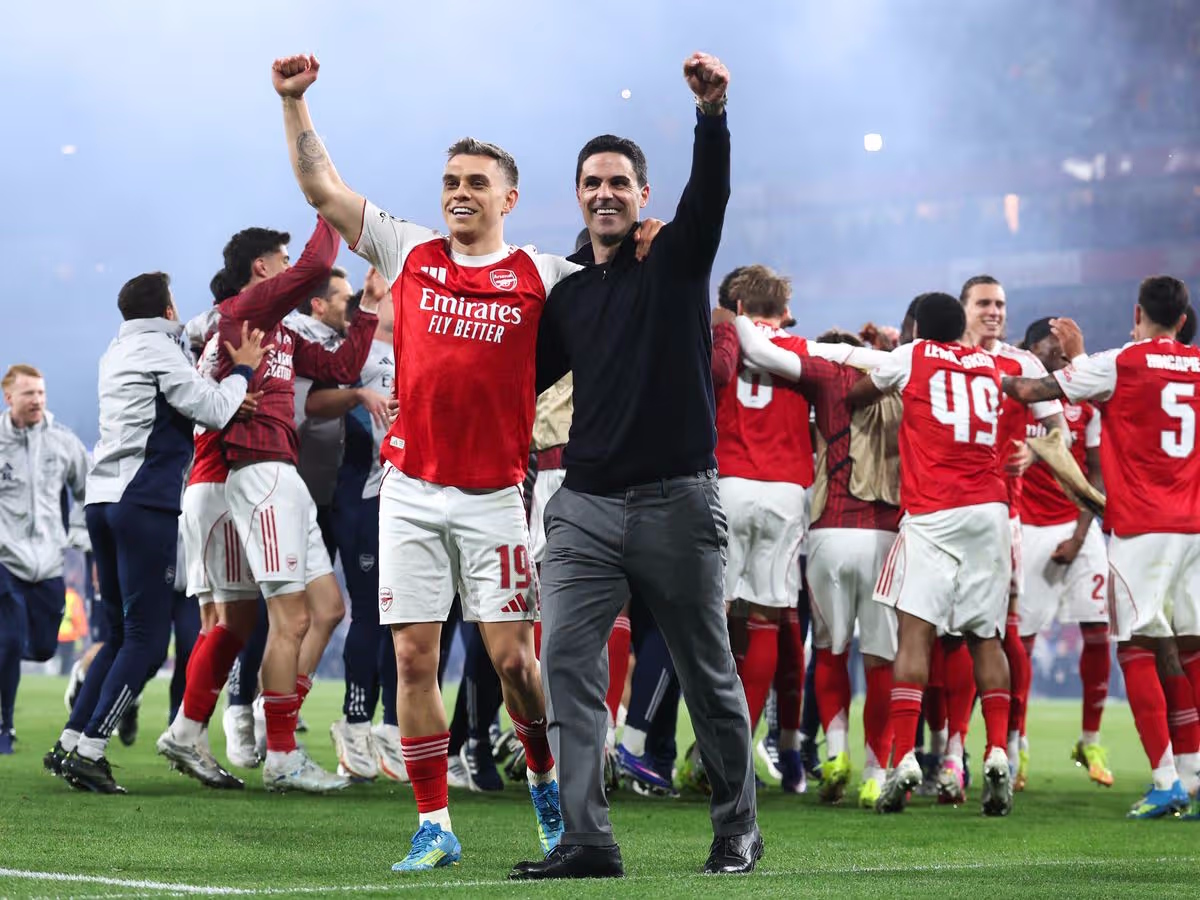 Arsenal no topo da Inglaterra, o título que redefine a era Arteta após 22 anos de espera
