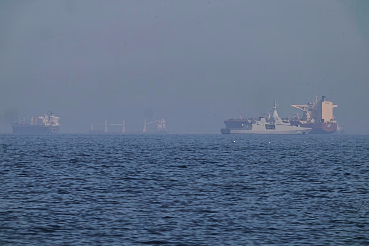 Suspensão estratégica no Golfo: Trump pausa escolta naval para testar acordo com o Irão
