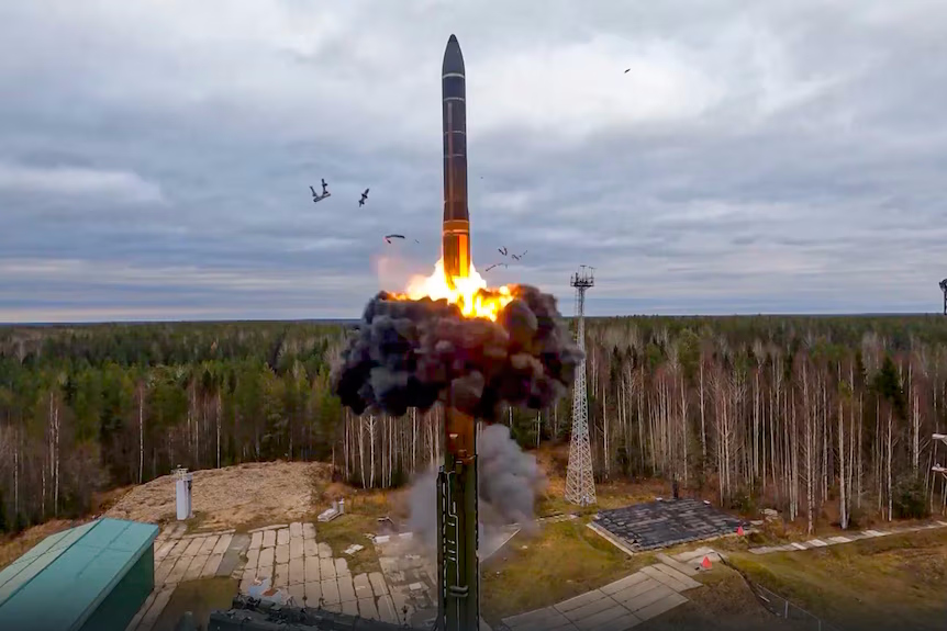 Uso do Míssil “Oreshnik” pela Rússia em Ataques na Ucrânia Gera Condenação Internacional e Reacende Tensões com Kiev