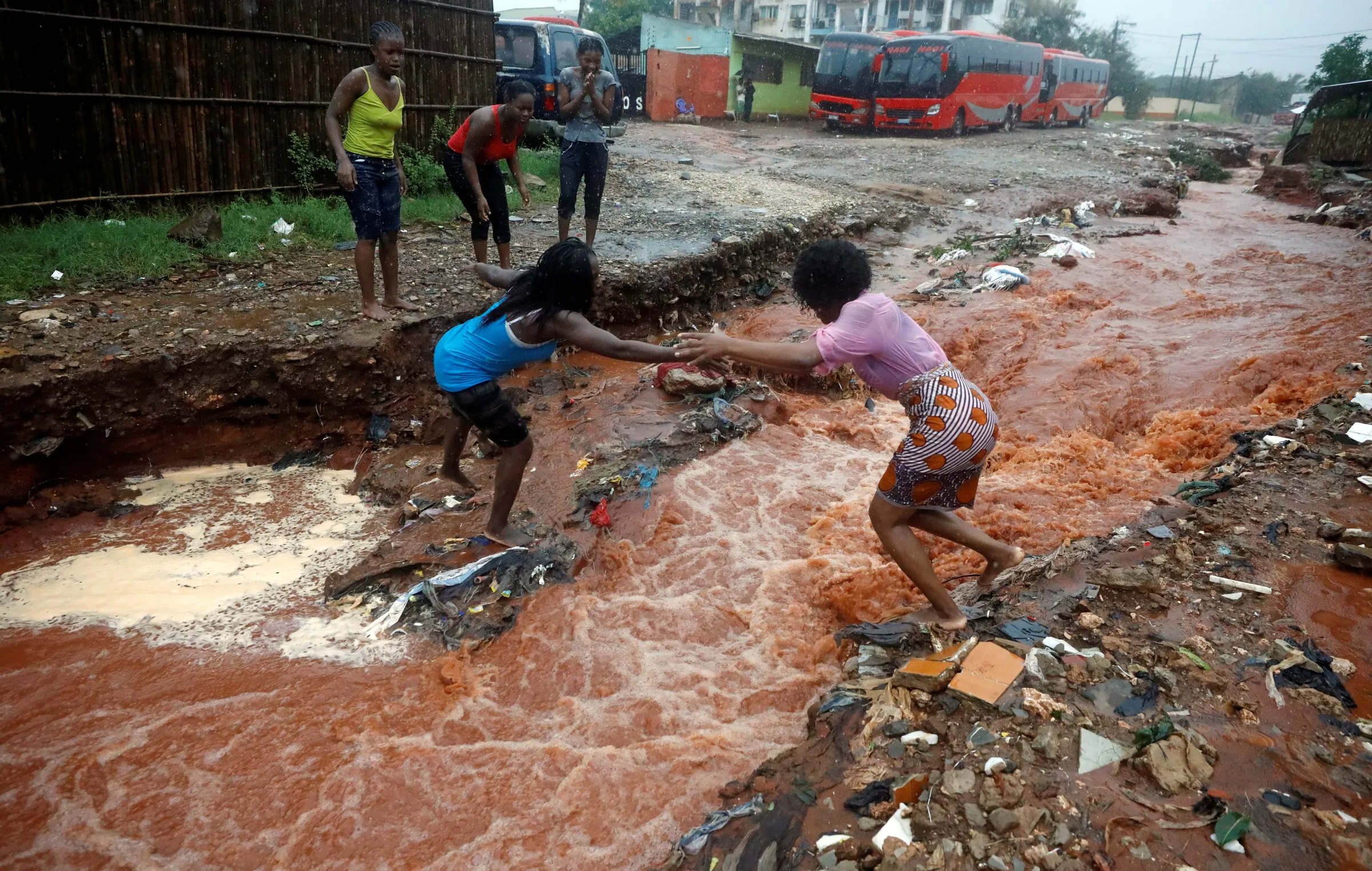Moçambique Canaliza Receitas do Gás para Reconstrução Após Cheias e Protestos em Meio a Debate Sobre Prioridades