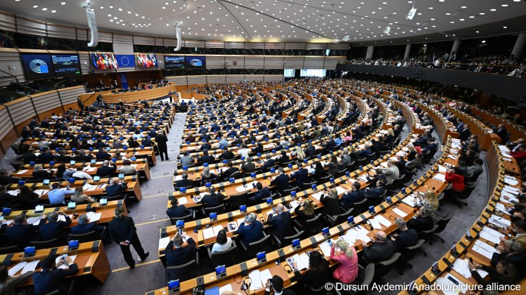 UE endurece política migratória com acordo sobre expulsões e centros fora da Europa na França e nos Estados-membros