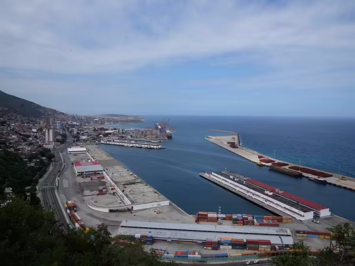 Reabertura de La Guaira pelos EUA ocorre em meio a crise sísmica e aumento das tensões políticas na Venezuela