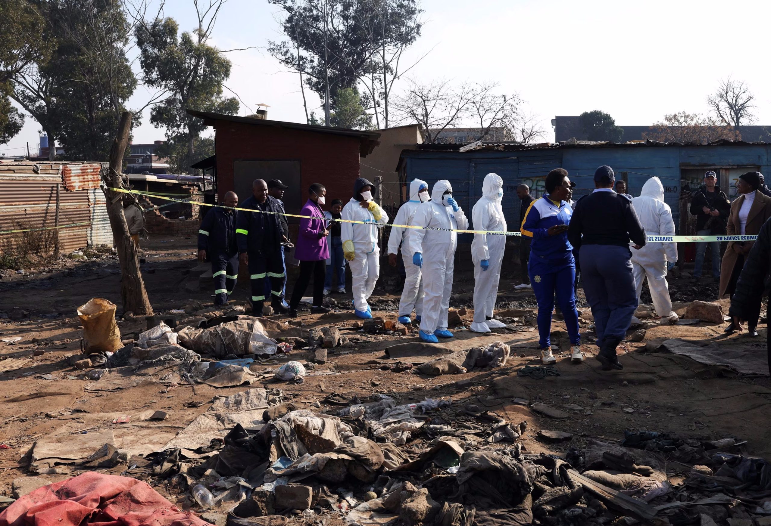 Tiroteio em Massa num Bidonville de Johannesburg Deixa Várias Vítimas e Reabre Debate sobre Violência Armada na África do Sul