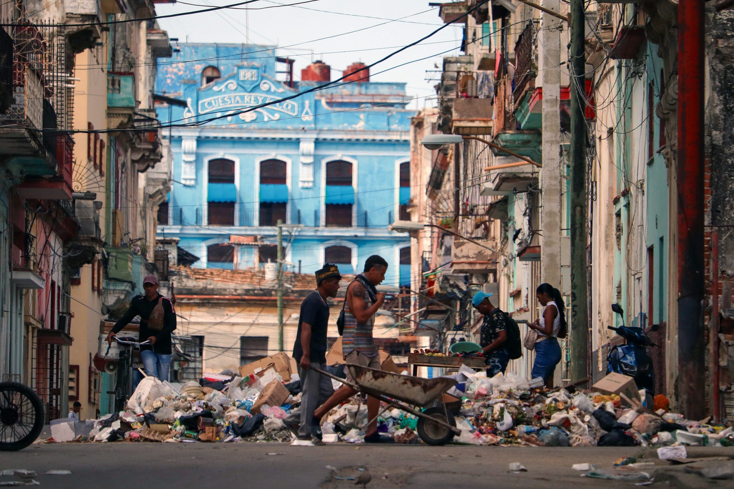 Cuba confrontada com uma crise económica profunda e uma abertura controlada sob domínio militar