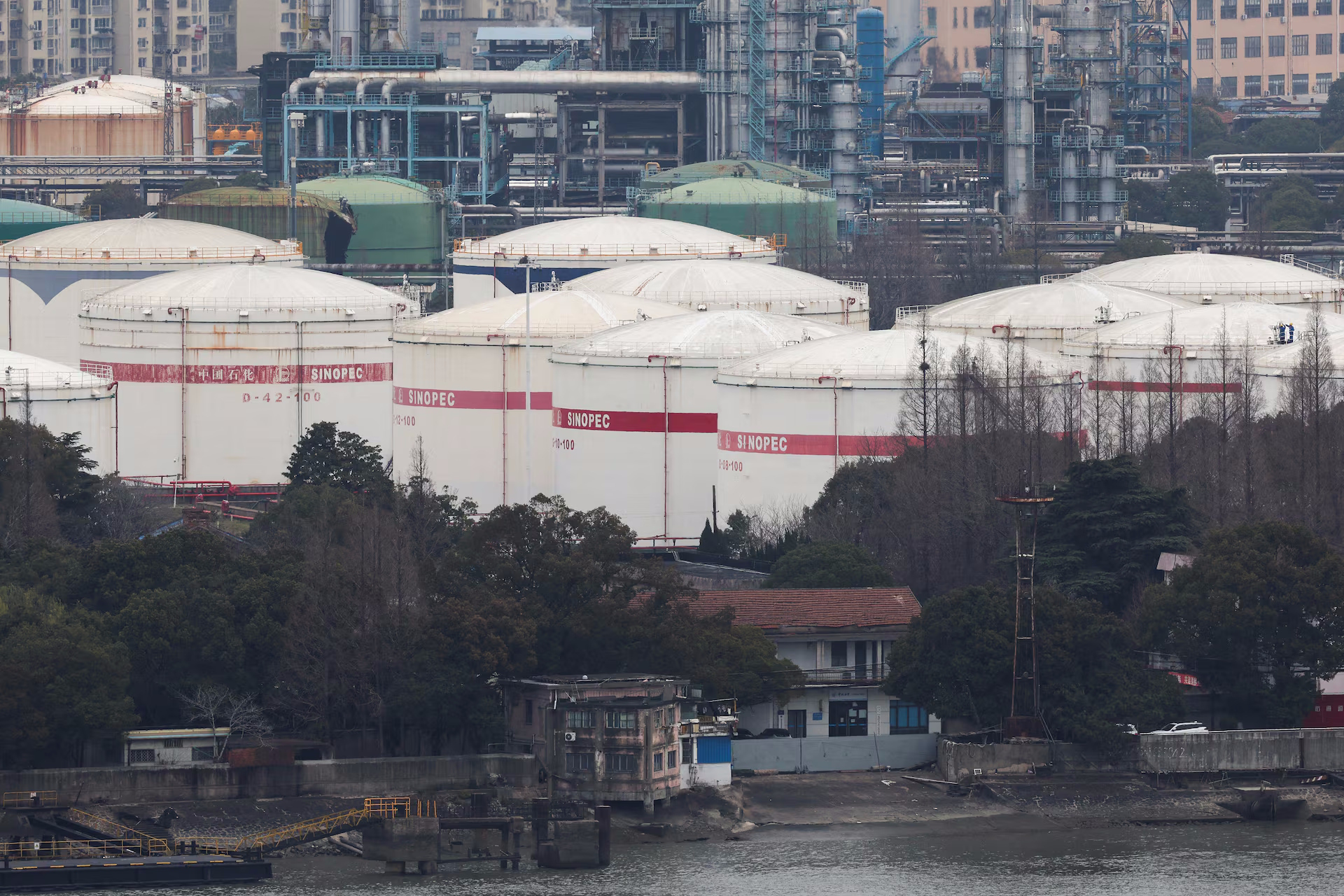 China reduz importações de petróleo em maio e mostra lições que o mundo pode aprender na gestão energética