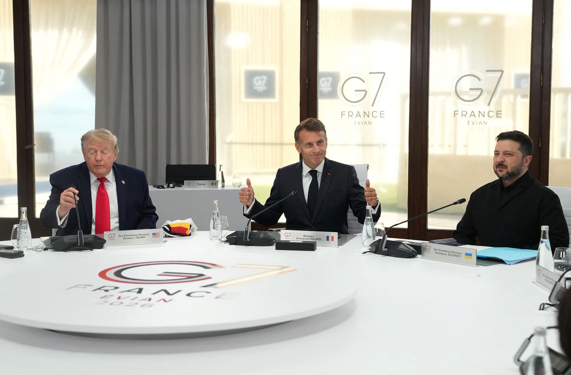 Macron Convida Trump para Versalhes enquanto G7 Reforça Apoio à Ucrânia e Endurece Sanções contra a Rússia