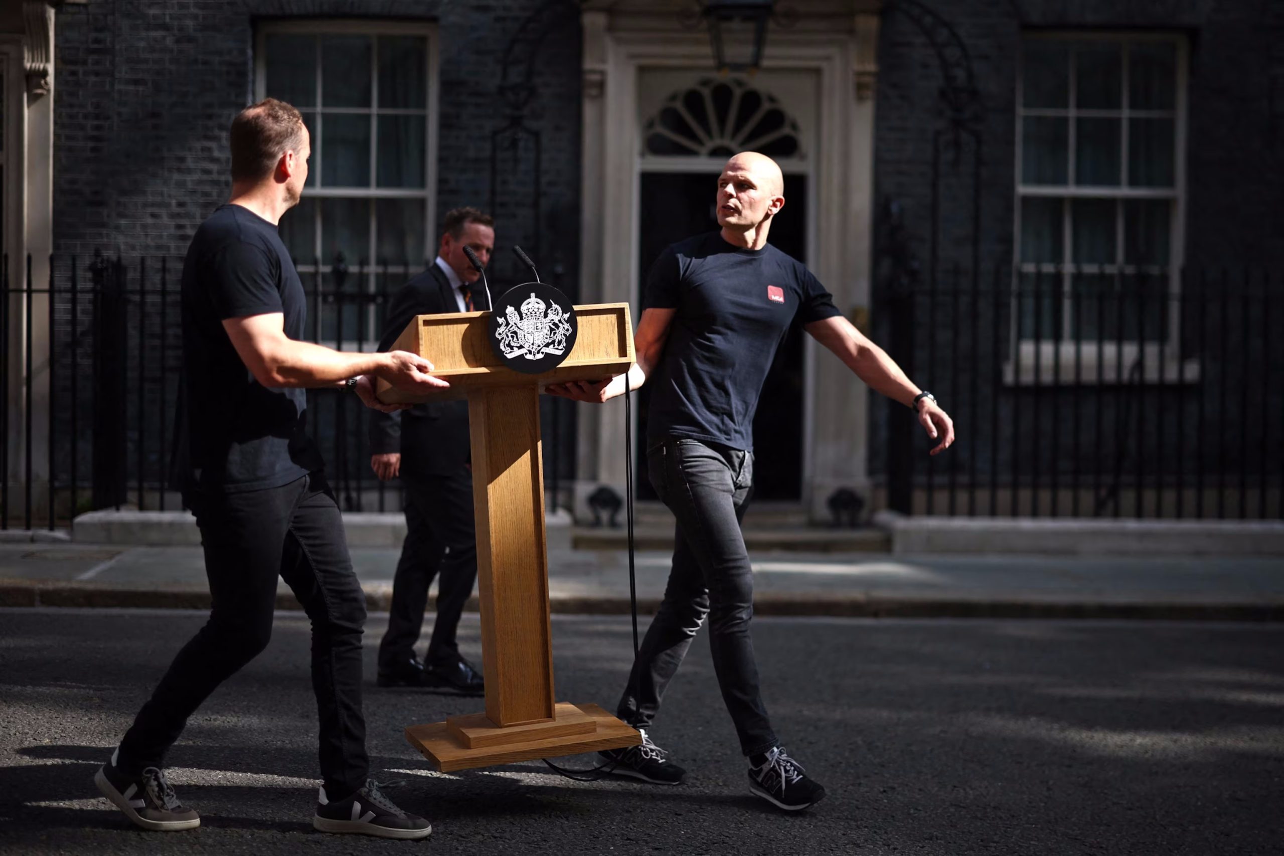 Keir Starmer Demite-se e Reino Unido Prepara-se para Novo Primeiro-Ministro Após Ascensão de Andy Burnham