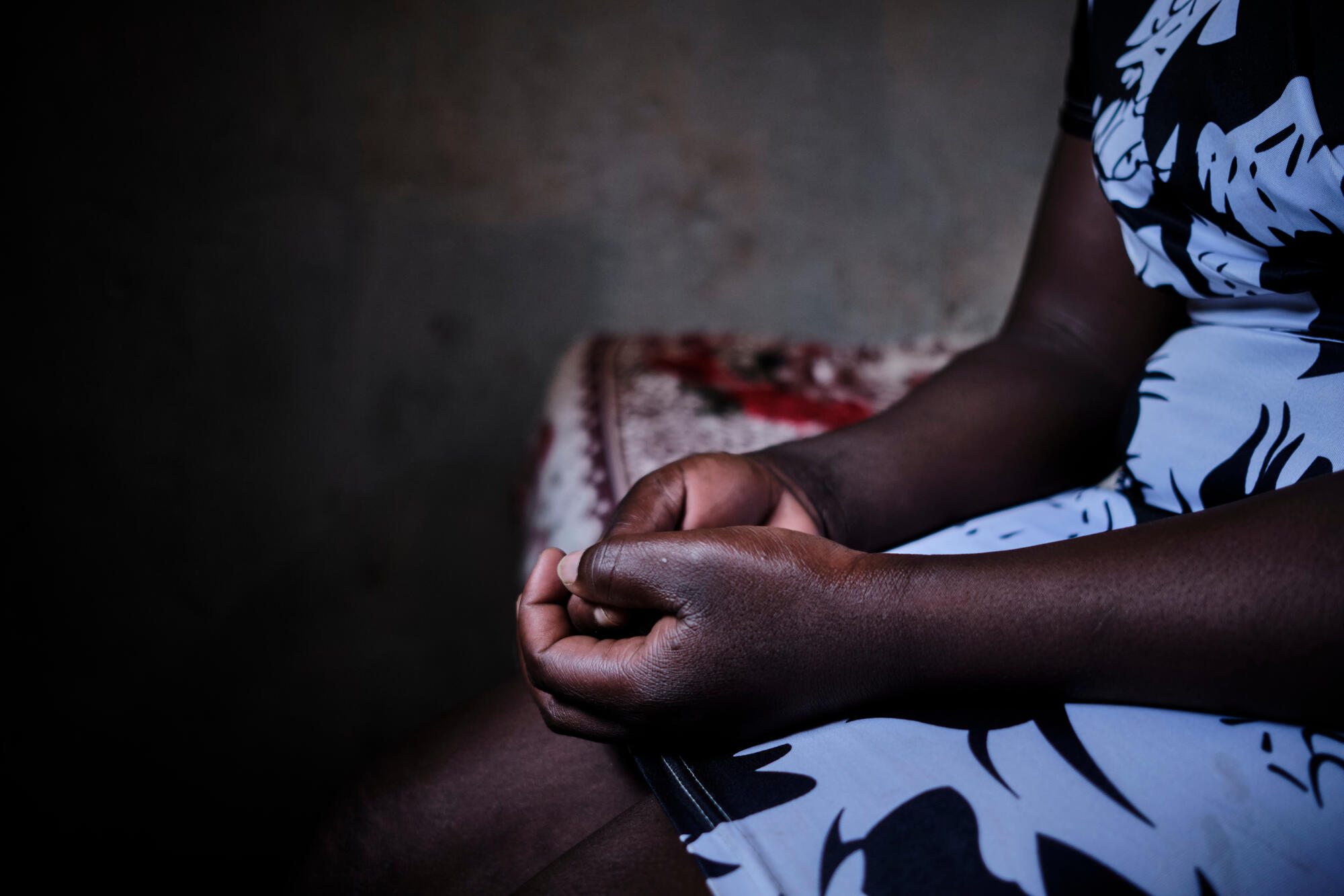 "There is nothing good about this job. Every day I think about whether to leave or continue, but I can't choose to leave, I have no money." Hamida Ajida (false name to protect her identity) says she has no choice: engaging in sex work is her only option. At 29, she has been in the business for three years now. She works in Dedza, a small, dusty town on the border with Mozambique where MSF runs the Sexual and Reproductive Health and Sexual Violence Program. Her story is the story of so many women in the same situation: Three years ago, Hamida ran a business selling vegetables and charckoal in Mangochi, where she was married with three children. Between her and her husband, they were supporting the family, but one day, without any explanation, her husband left her for another woman, a fact that changed Hamida's future: since then she could not support herself financially and had to start working as a sex worker in a bar in Dedza. In a weak voice and with her eyes on her knees, she says: "I started in 2020 to feed my children and my four siblings. Every month I have to send money for them, but it's never enough." Hamida charges 4,000 Malawi kwacha (3.20 euros) per service, and pays 2,500 kwacha a day to rent the room where she works. She says that when everything was going well she could have as many as 8 clients, but that is not the case now. "Nowadays I have one or even none. Many times I go to sleep on an empty stomach." 
She says the biggest challenge she faces is dealing with men who take advantage of her by not honoring price agreements. "When we finish, some clients take the money and leave. We have no one to protect us from threats and physical violence." Until three months ago, Hamida's three-year-old son lived with her in the room, but she took him away because the clients did not like having a baby hanging around the room. Thanks to the goodwill of Mercy, a woman who sometimes went to do laundry and food at the bar, Hamida managed to leave the son with her t