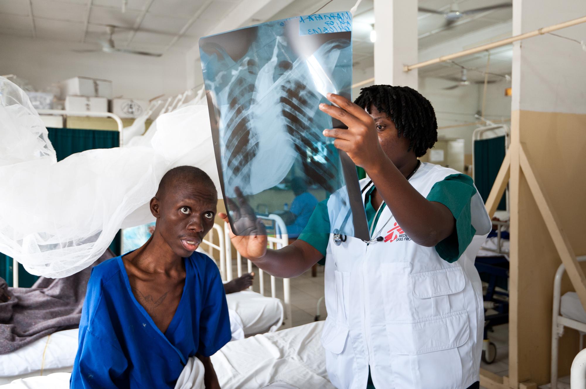 EUA Cortam Financiamento ao VIH na África do Sul e Especialistas Alertam para Impactos em Moçambique e Países Vizinhos