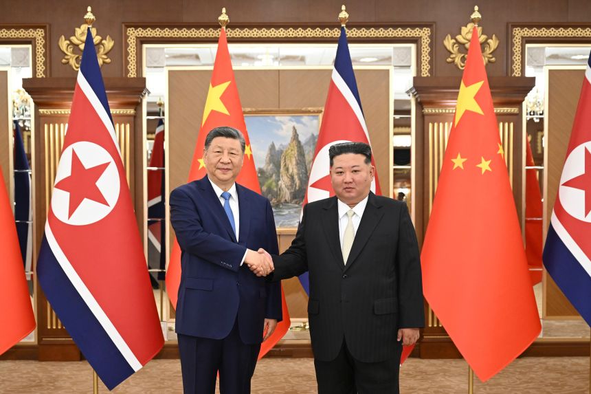 Kim Jong Un e Xi Jinping Reforçam Aliança Estratégica em Cimeira Histórica em Pyongyang